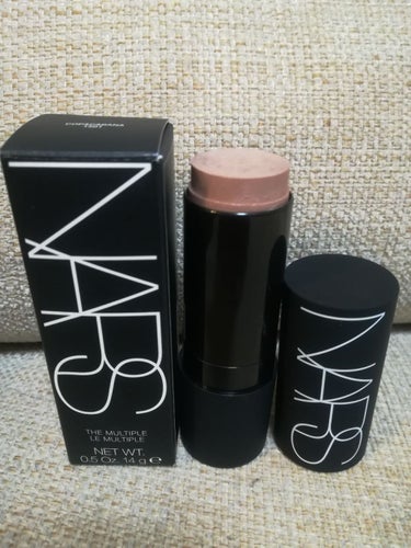 皆様、おはようございます！

またまた、こちらも、

NARS マルティプル 1501 N

になります！

アイシャドウ、チーク、口紅、とマルチに使えます！

私は、お色味の通り、ハイライトとして使お