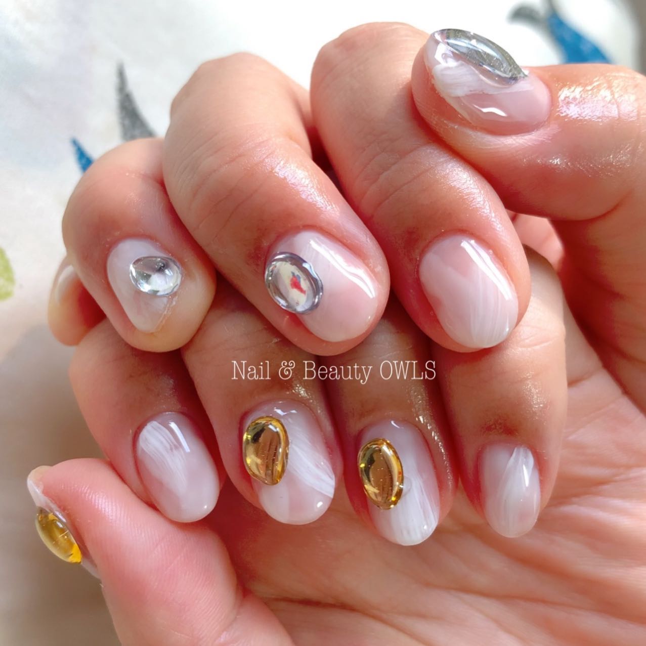 ぴよこれいと あうるす on LIPS 「白のもわもわ。パーツは金さん銀さん。の、ちぐはぐネイル。#ちぐ..」(1枚目)