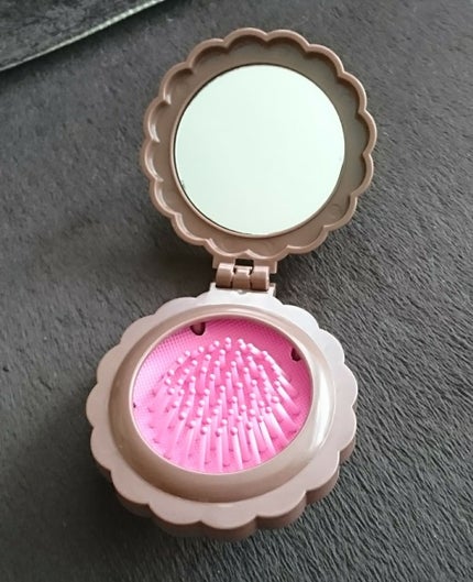 ダイソーコンパクトミラー&ブラシ/DAISO/その他化粧小物を使ったクチコミ(2枚目)