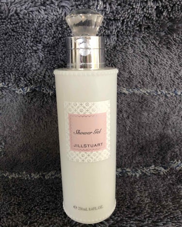 JILL STUART
『リラックス シャワージェル』

250mL  2500円＋税

THE女の子！！！

ボトルも可愛い！めっちゃいい匂い！

バスルームが可愛くなります(笑)

めっちゃ泡立ちは