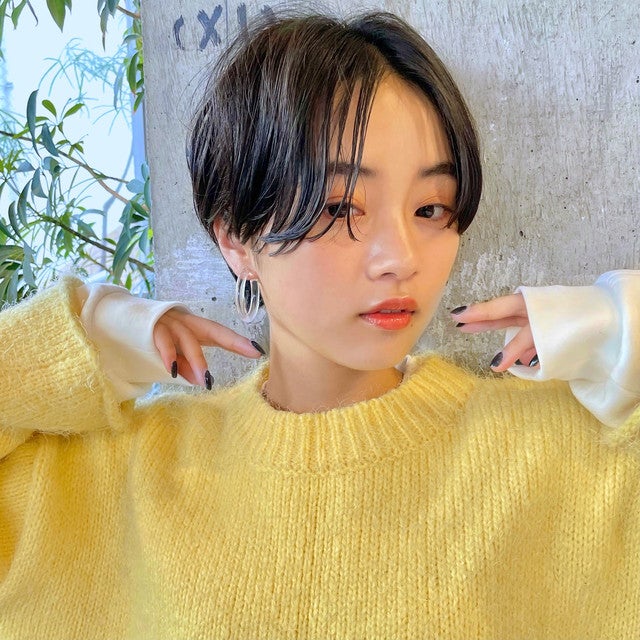 ショートヘアの女性