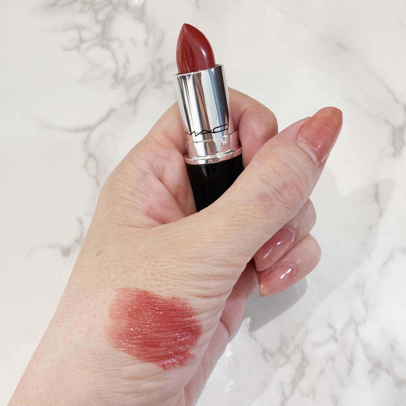 cosme____e on LIPS 「MACラスターガラスリップスティック(ビジネスカジュアル)シル..」(3枚目)