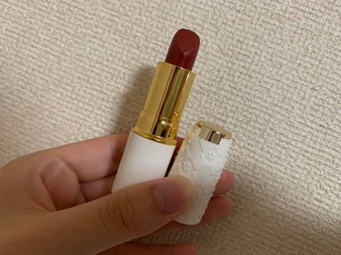 \マスクに付きにくいリップ💄/

最近買ったセザンヌのラスティング リップカラーN407番の紹介です♡

マットタイプのリップは使ったことがなかったのですがマスクに付きにくくておすすめです！
少し乾燥しやすいので保湿はしておいた方いいと思います！
色がめちゃめちゃ可愛い。深めの赤でこれから秋になるので使えそうです🍁 



#落ちないリップ選手権 の画像 その1