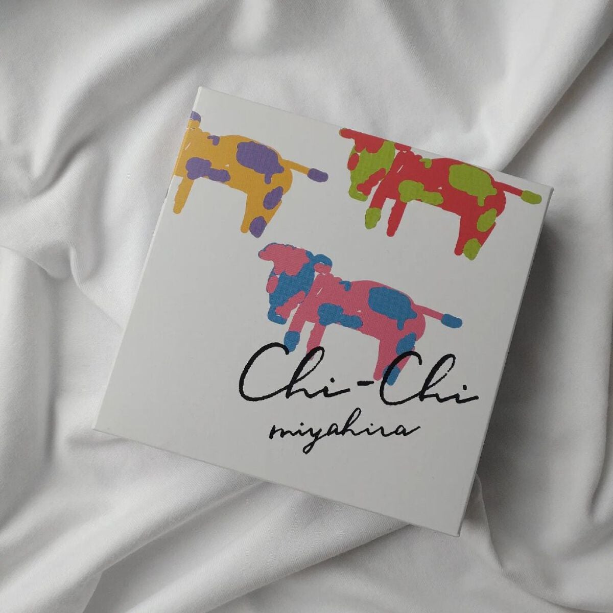 mae on LIPS 「こちらのハンドクリームめちゃくちゃおしゃれ!3つ並べると牛のデ..」(2枚目)