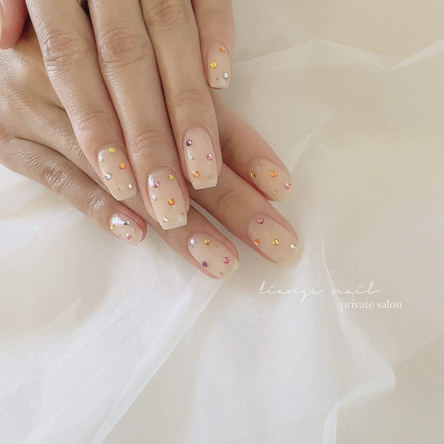 #ネイル,#大人ニュアンスネイル,#ニュアンスネイル,#ジェルネイル,#ストーンネイル,#ドットネイル,#カラフルネイルのネイルデザイン