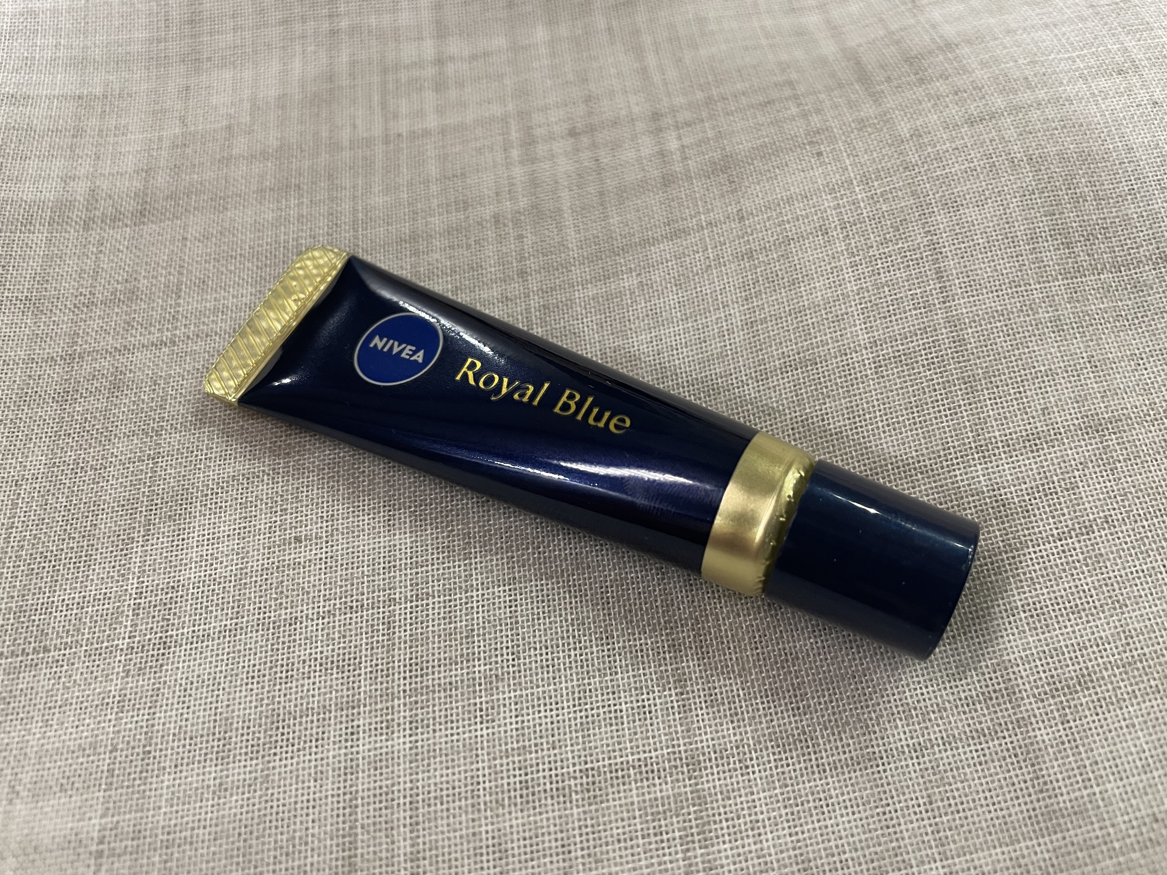 ニベア　ロイヤルブルーリップ　濃密美容ケア/ニベア/リップ美容液を使ったクチコミ（1枚目）