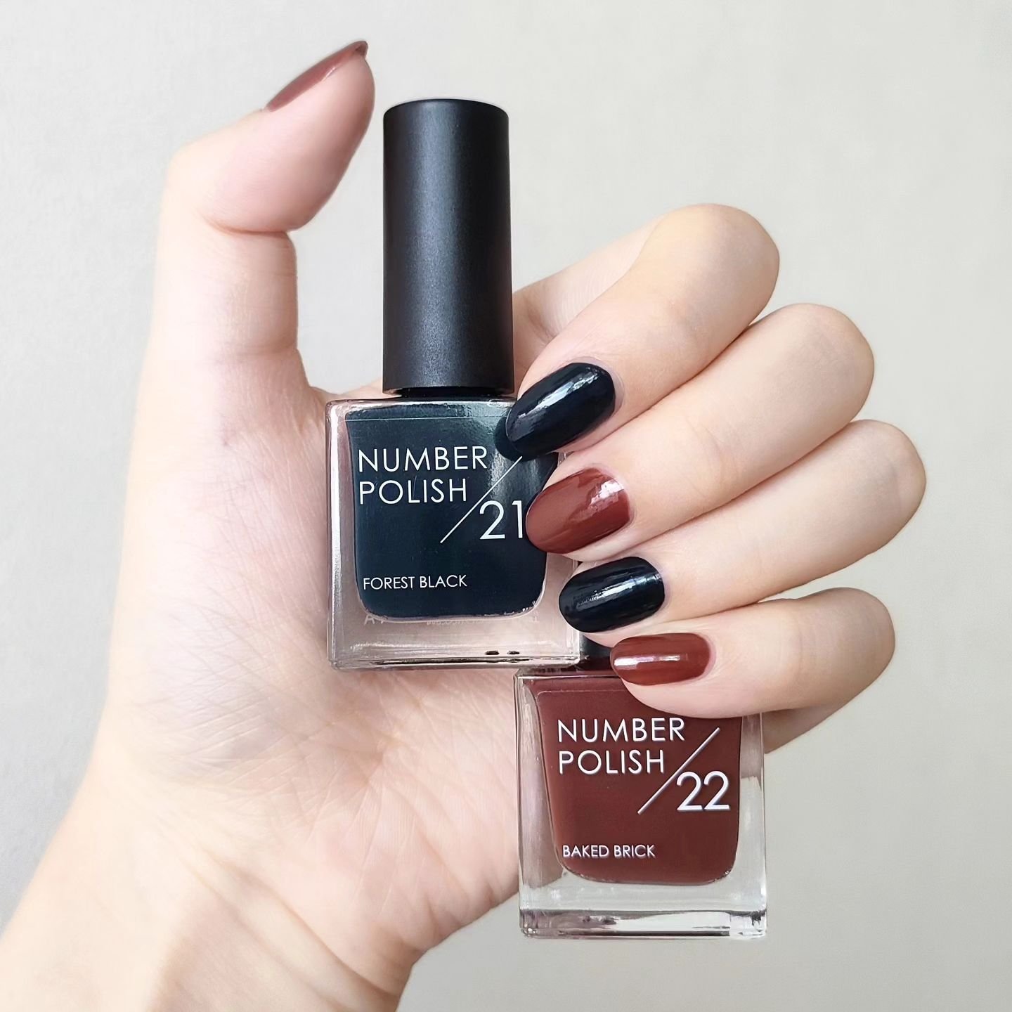 #ネイル,#ポリッシュネイル,#ハンドネイル,#セルフネイル,#オールインワンネイル,#ワンカラーネイル,#シンプルネイル,#単色ネイル,#ブラックネイル,#モスグリーンネイル,#ブラウンネイル,#テラコッタネイル,#テラコッタブラウンネイル,#秋ネイル,#新発売ネイル,#新色ネイル,#新作ネイルのネイルデザイン