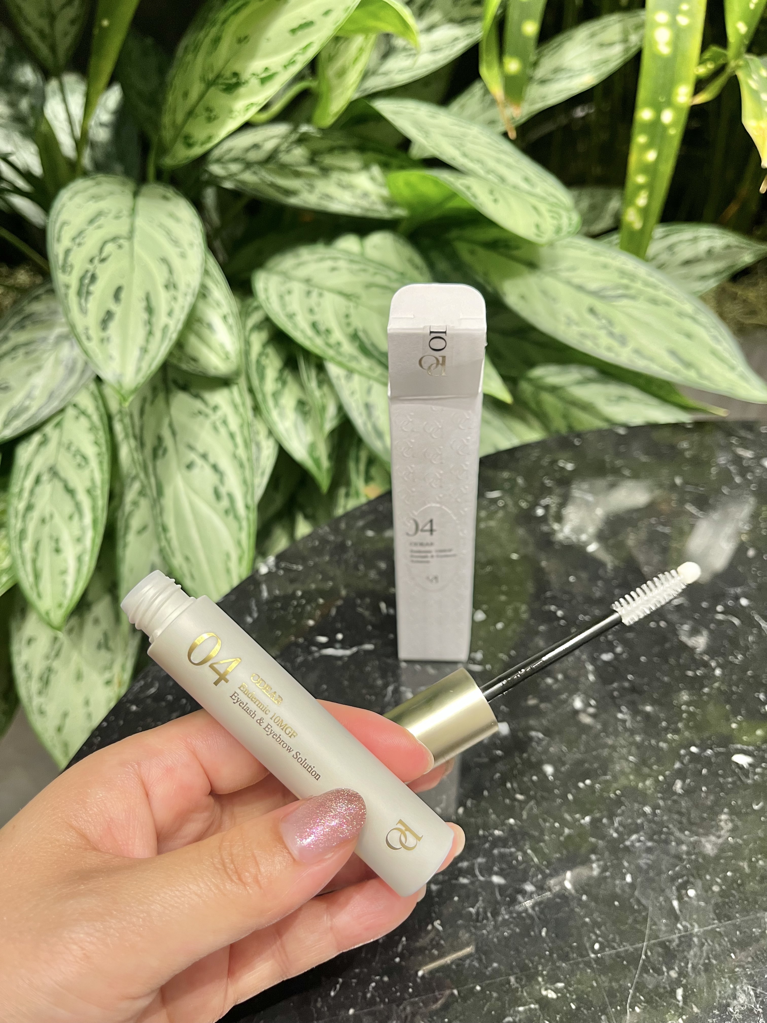 これ1本でまゆとまつ毛に使えるところが良いです。
マスカラのようなブラシと先端のチップでまつ毛の根本や細かいところまで塗れて使いやすいです。
目にしみないので今後使い続けたいです。