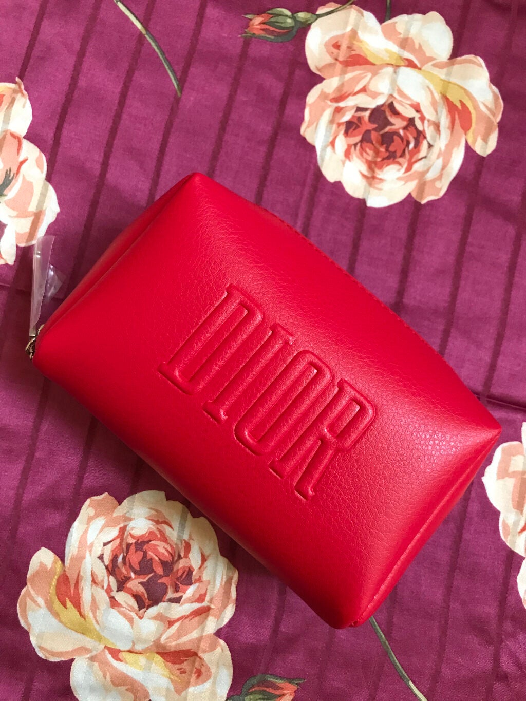 榎本みか on LIPS 「昨日頂いたディオールのポーチ👝旅行の時使おうかな🤗鮮やかな赤が..」(1枚目)