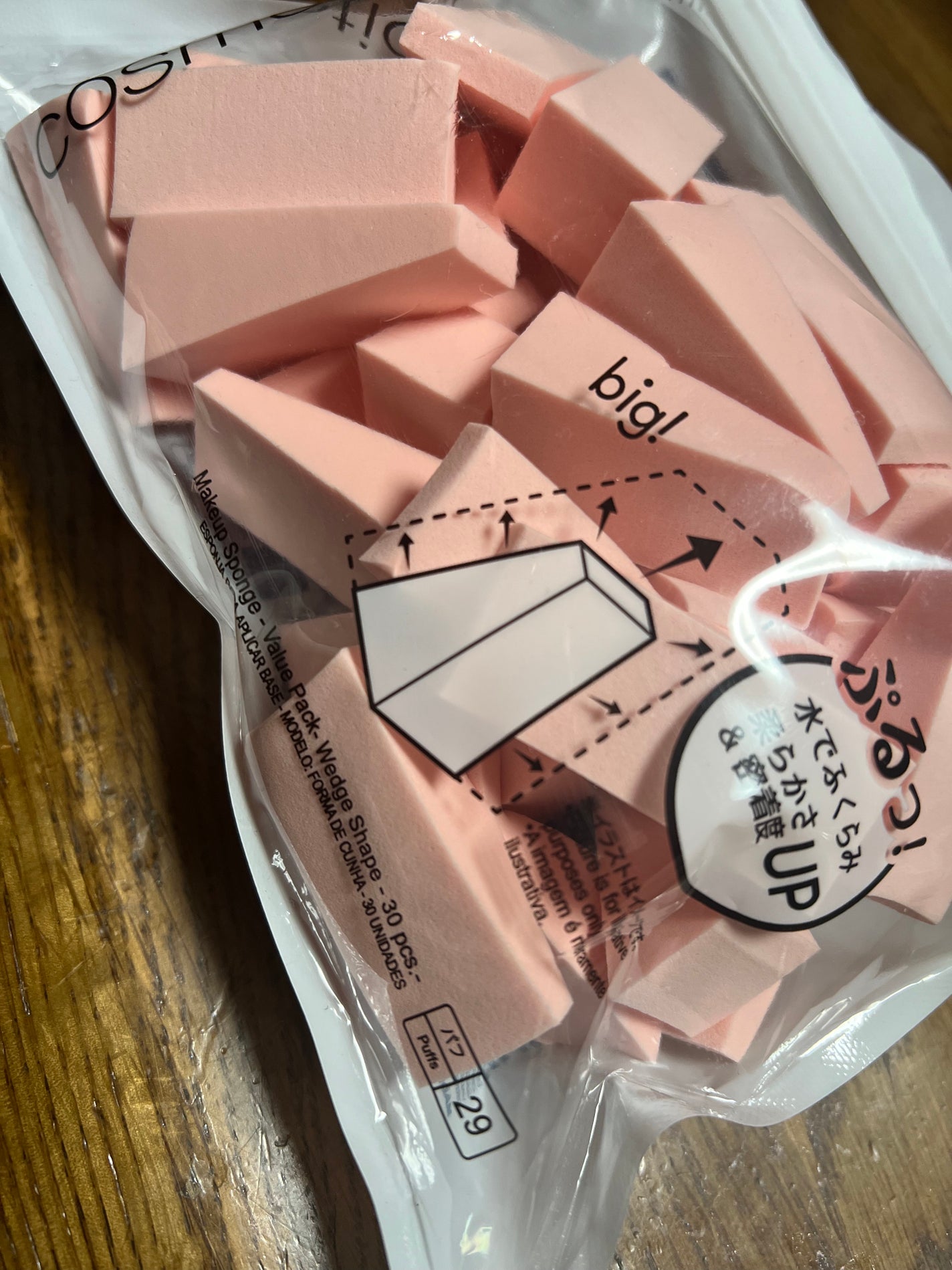 メイクアップスポンジ(バリューパック ウェッジ型 30個)/DAISO/パフ・スポンジを使ったクチコミ(1枚目)