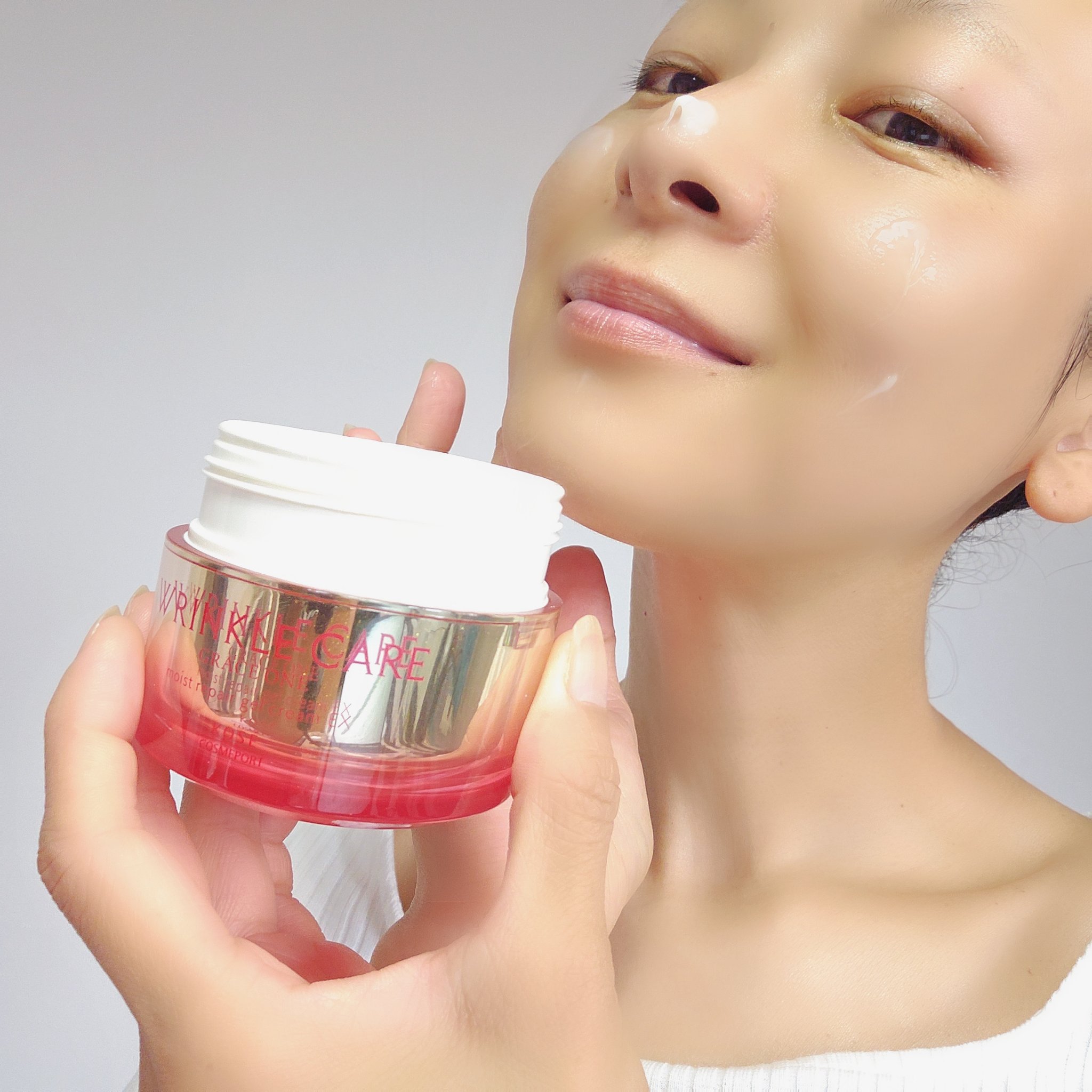 
＊
１品７役！！
☑化粧品
☑シワ改善美容液
☑ハリ美容液
☑乳液
☑クリーム
☑マッサージ
☑アイクリーム
これらの機能を持ち合わせたオールインワンタイプ。
☆
【グレイスワン】
　▷リンクルケア　リンクルリフトジェル【医薬部外品】
☆