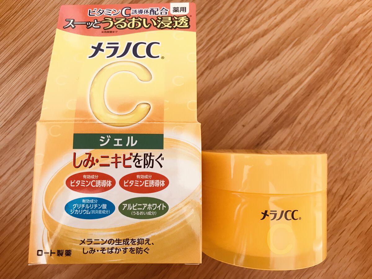 メラノCC 
薬用しみ対策美白ジェル

毎晩寝る前に首に塗っています。
私は首用の保湿にしています。
トロンとしたジェルで、レモンの爽やかな香りがします。
メラノCCシリーズはどれもこの香りですね。

さっぱりとした使い心地で、ベタつかない