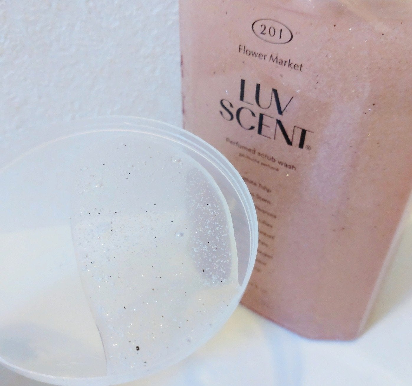 スクラブボディウォッシュ フラワーマーケット ホワイトチューリップ/LUV SCENT/ボディスクラブを使ったクチコミ(4枚目)