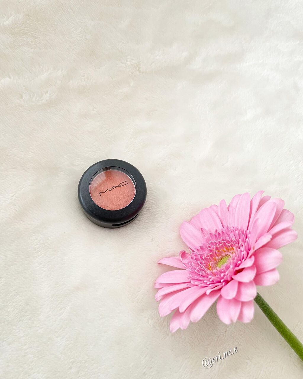 スモール アイシャドウ サスピシャスリー スウィート/M・A・C/単色アイシャドウを使ったクチコミ（2枚目）