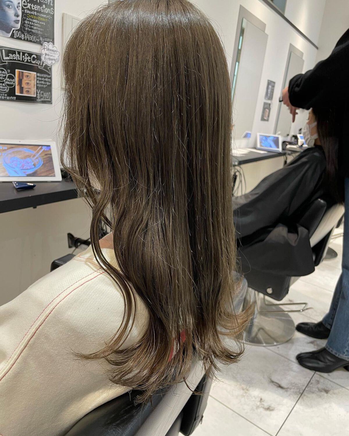 オージュア スムース ヘアトリートメントのクチコミ「ブリーチ一回グレージュ🤩
.
髪質によってはブリーチ無しで近い色を出す事もできます😉

#アデ.....」（2枚目）