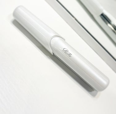 リニューアルしたフィンガーアイロン

充電時間が早くなり、持ちも良くなりました💕

全体には物足りないけど、、

前髪やもみあげ、後れ毛など細かい部分をピンポイントにできて、根元の癖まで攻められるのも、痛まないアイロンがこのサイズで꒰ ¨̮ ꒱⸝♡とても魅力的❤️‍🔥


写真はお店のなのでホワイトですが。。


私はブラックがマットな色味かわいくてブラック買いました（笑）



ビューテック フィンガーアイロン ReFa リファ リファアイロン 美容院 美容師おすすめの画像 その0