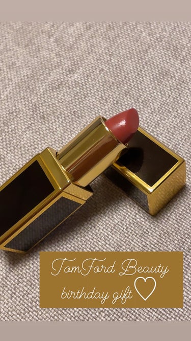 TomFord Beauty様からbirthdaygift頂きました！
内容は香水とリップだったのですが、香水は今回置いといてリップ紹介します💓
頂いたお色はリップカラー03番カサンブランカという名前で