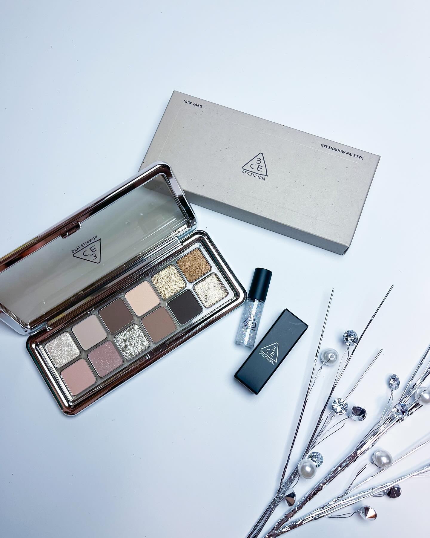 ⁡
生まれ変わった3CEが日本に再上陸🥳⭐️
中でも人気のアイシャドウパレット🩷🩷
⁡
⁡
3СЕ
ニューテイクアイシャドウパレット
4,939円(税込)
⁡
4色展開なんだけど、私はラメも可愛いし使いやすそうなブラウン基調のローニュ