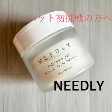 NEEDLY　デイリートナーパッド

トナーパット気になるけど他のスキンケアとの相性は？

いいね👍ありがとうございます😊


【商品の特徴】
低刺激でマイルド🤫BHA&PHA成分で角質除去
ヒアルロン酸とヨモギ葉水で保湿効果👏✨
80mm丸いパットで大きいサイズ

【使用感】パットが美容液ヒタヒタで気持ちがいい👌何かに特化した効果がめちゃくちゃあるわけではないですが、角質ケアできるおかげで肌のキメが整ってきた感じがします❤️

【使い方】洗顔後拭き取り化粧水として💁‍♀️
凸凹面で優しく肌を拭く事で取りきれなかった汚れをとってくれる🙆‍♀️大きく美容液もたっぷりなのでコットンパックもおススメです🤏

　　✼••┈┈••✼••┈┈••✼••┈┈••✼••┈┈••✼

最初にびっくりしたのは美容液の量😂
1枚1枚しっかりヒタヒタなのにさらにこの量👈🤩
拭き取り化粧水は後のスキンケアのことも考えてなるべく過剰な成分が入ってないのがよくて見つけたのがこれ😋
しっかりメイク落として洗顔しても意外に落とし切れてないんだなっていうのがコレを使って実感しました🤭
しっかり落としながら保湿
ちゃんと汚れを落とせている効果もあり肌のキメが整ってきたように感じます‼️

#NEEDLY#デイリートナーパッド#トナーパット#韓国スキンケア#弱酸性#敏感肌#角質ケアの画像 その0