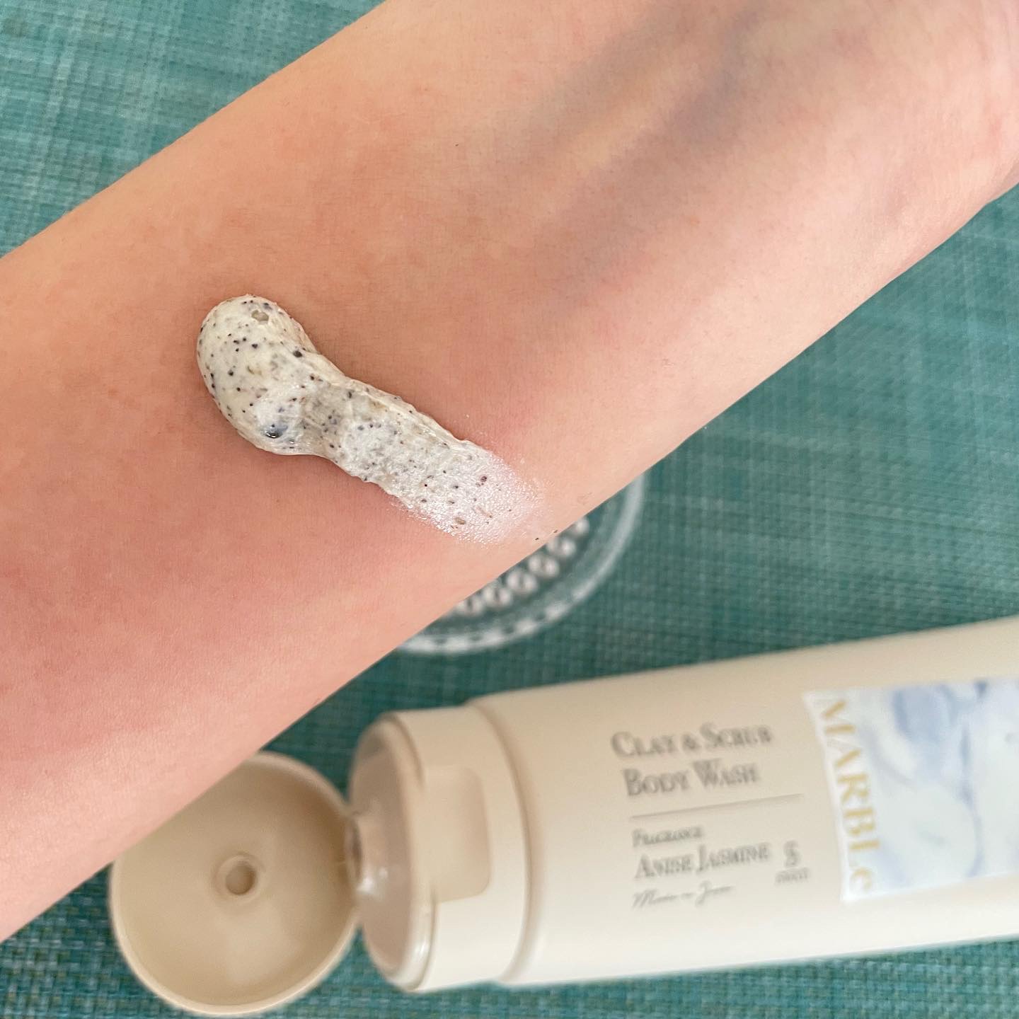 CLAY ＆ SCRUB BODY WASH/SWATi MARBLe/ボディスクラブを使ったクチコミ（3枚目）