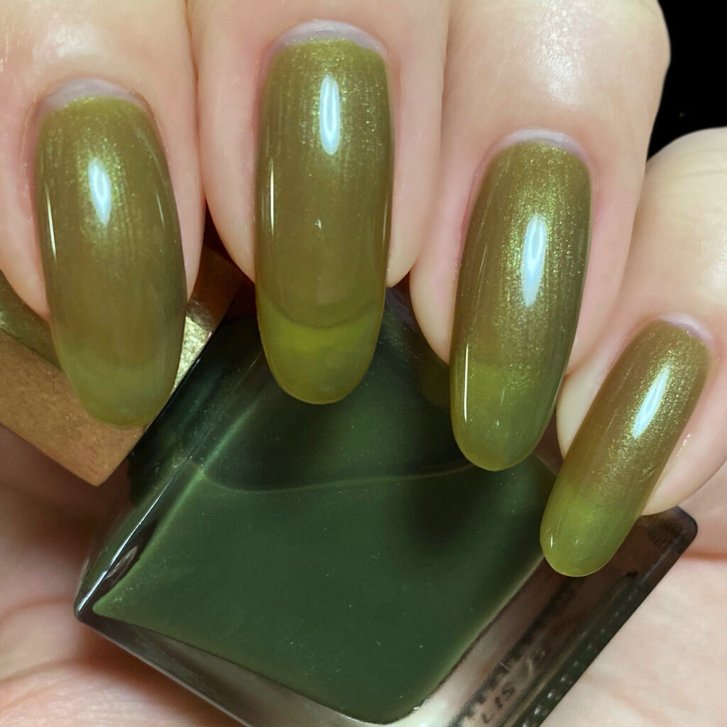 &ante.／グリーントルマリン
透け感のあるシアーグリーン🥝
一度塗りするとキウイ🥝みたいで美味しそうだった🤤笑
良い！めちゃ良い！
これはボトルの色と近付けようとして三度塗り💅🏻
細かいラメがちょ～～～可愛い✨
グリーンブーム