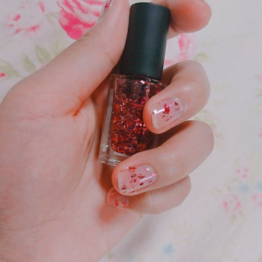 



昨日友達と遊びに行った時にして行ったnailです♡





さりげなくキラキラしておしゃカワな感じになります✨

パーティフレークの、REDですが、ピンクのフレークも混ざっていて、
すっごく私