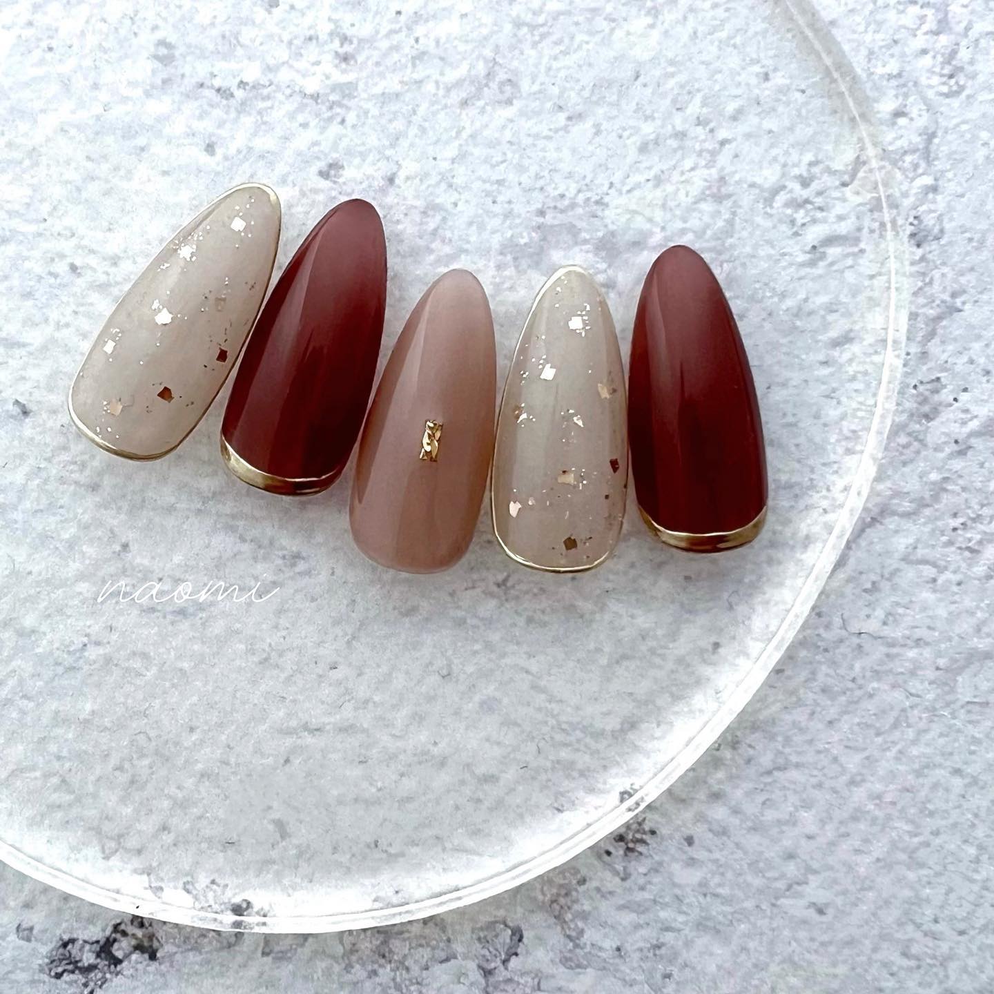 #シンプルネイル,#グリッターネイル,#秋ネイル,#ボルドーネイル,#囲みネイル,#チェーンネイル,#ドットネイル,#夏ネイル,#赤ネイル,#きらきらネイル,#大人可愛いネイル,#オフィスネイルのネイルデザイン