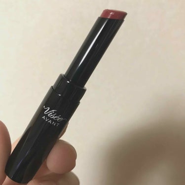 ヴィセ アヴァン リップスティック
カラータイプ 006番 RED BRICK

8月21日発売のリップスティック💄
夏ももう直ぐ終わるので少し秋らしいカラーが欲しいと思い、ドンキホーテで購入しました👛

お色は006番のRED BRICK❣️
名前そのまま赤煉瓦のような色です！秋に使うのにとても良いと思います🍁

塗り心地はやわらかくするっとしていて、ひと塗りでとても発色します！わたしは唇が厚いのがコンプレックスなので内側にだけ濃くのせてグラデーションするつけ方をしてみましたが韓国人の方がされるようなリップメイクになりました🤩とにかくお色が濃い！濃厚！です！

美容液成分が配合されているためか半日ほどつけていましたが唇の荒れもないです💋

ただ落ちかけになるとすこしオレンジみ🍊が強く出るような気がしました！

⚠️アイシャドウなどの色を見る為に腕にのせたりしたためか写真でラメが入っているように見えますが、ラメは入っていません😂

こちらと同じシリーズで、シアータイプのものも発売されていて、重ねづけすると表情が変わるような色味(ブラック、ホワイト、ブルー、イエロー、パールなど)もあってそちらもとても気になっていて、購入を検討中です！💸の画像 その1