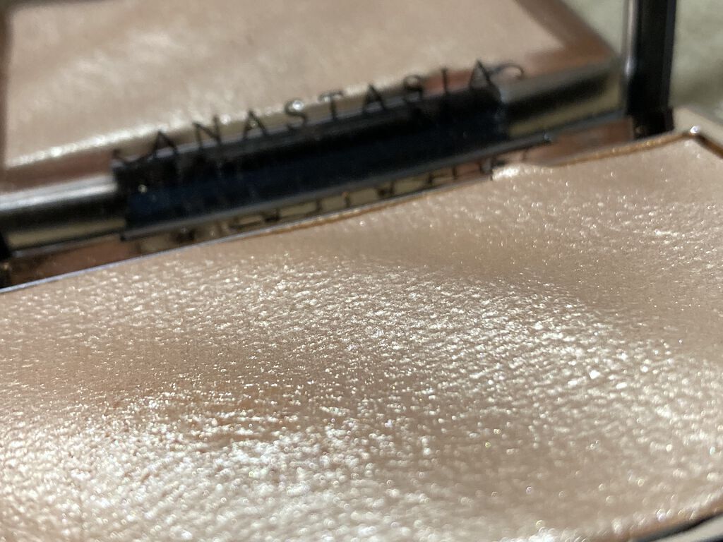 AMREZYハイライター/アナスタシア ビバリーヒルズ/パウダーハイライトを使ったクチコミ（1枚目）