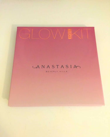 アナスタシアのGlow kit Sugar 最近のお気に入りです。marshmallowとstarburst は肌馴染みが良い色で艶が綺麗です。GumdropとButterscochはイベントや夏にオス