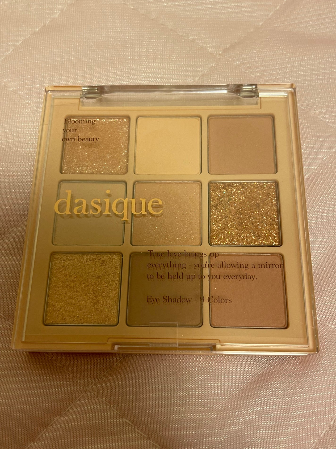 pink_glow_wulc on LIPS 「デイジークのアイシャドウパレット03ヌードポーション全体的に淡..」(1枚目)