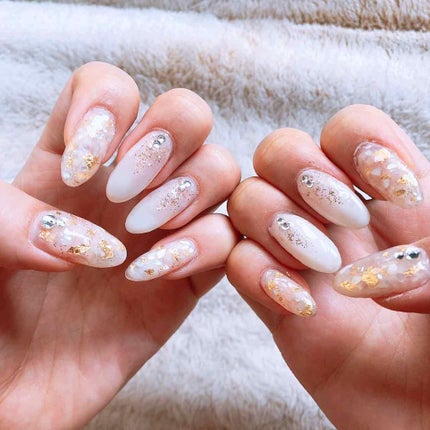 Mia 💄 TasTyQUEEN on LIPS 「シェルと金箔の相性最高🥰上品な夏ネイル✨先週ネイルを新しくしま..」(2枚目)