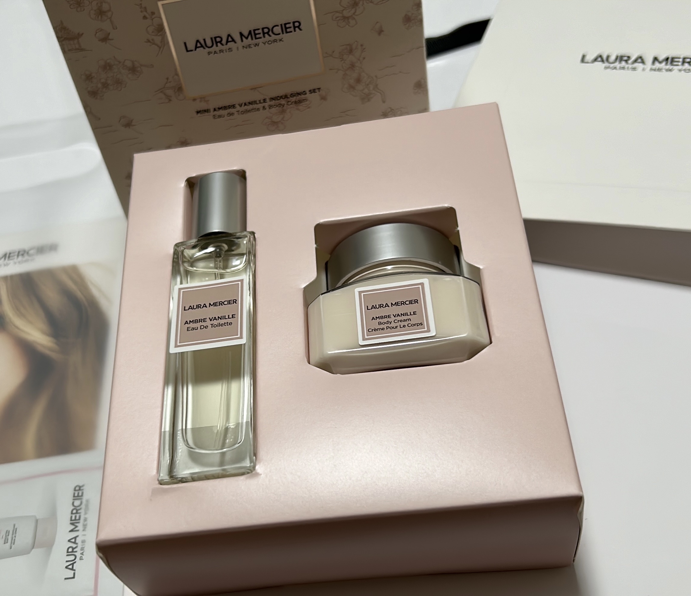 ★ローラ メルシエ ホイップトボディクリーム アンバーバニラ＆オードトワレ N アンバーバニラ

ミニキット購入して使ってみました！
現行品はこの再販で終了みたいで、今後はリニューアルしたものになるみたいですね。

アンバーバニラ: 甘いバ