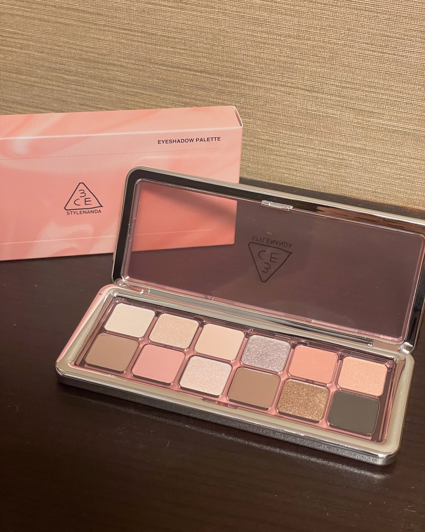 ♡
韓国🇰🇷コスメ3CE
⁡
ニューテイクアイシャドウパレットが日本再上陸
⁡
⁡
角度によって見え方が変わる偏光ヴェールラメ✨
動画や写真を見てほしいんだけど、このキラキラ感が 立体感がでて すごく綺麗なの🥺
⁡
⁡
しかも粉質がラ