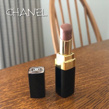 CHANEL
ルージュ ココ フラッシュ
53 シックネス

ルージュココフラッシュ は潤いがあって好き。53は赤みが少ないベージュで、すごく馴染む色です。シャネルのリップは持っているだけで高まる〜