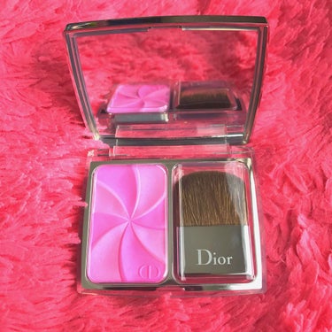 Dior (ディオール) LOLLI'GLOW- 2019 SPRING LOOKより 
ディオールスキン ロージーグロウ 6264円
002 ロリグロウ

肌の水分量に応じて発色するタイプのブラッシュ