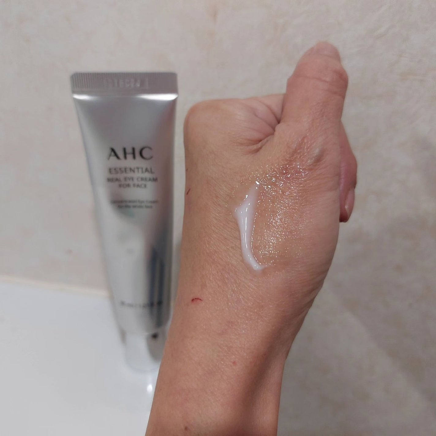 エッセンシャル リアル アイクリーム フォーフェイス/AHC/アイケア・アイクリームを使ったクチコミ(4枚目)