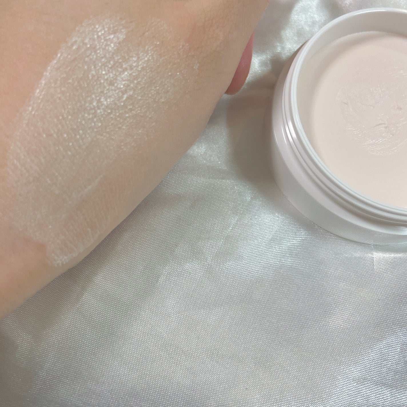 Maria on LIPS 「アンブレスヘルシーカバープライマー初めて使ったアイテムです!毛..」(3枚目)