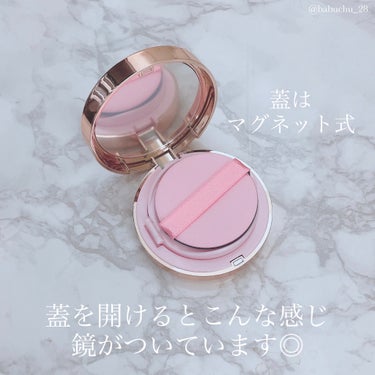 「しっかりカバー×ツヤ肌」

❥APLIN
❥PINK TEATREE COVERUP GLOW CUSHION
-17号 フローラルベージュ



大人気クッションファンデに新作が登場したのでレビューします🙌🏻

色味は17号、21号、23号の３色展開です❕

ぜひ最後までご覧ください✨



*⑅︎┈︎┈︎┈︎┈︎┈︎┈︎┈︎┈︎┈︎┈︎┈︎┈︎┈︎┈︎┈︎┈︎┈︎┈︎┈︎┈︎┈︎┈︎⑅︎*



✎*カバー力が高い


同じAPLINのピンクティーツリー カバークッションも使用したことがあったのですが、そちらからさらにカバー力が上がりました‼️✨

肌の粗や赤みをしっかりカバーしてくれます🥺

ツヤ感のある仕上がりもかなり綺麗です💖

密着力も高く、簡単にはヨレません💪🏻

手を汚さずにしっかりメイクしたい人に特におすすめだと思いました！






✎*SPE50+ PA++++


日焼け止め効果が非常に高いです！

下地やファンデにちゃんと日焼け止めが入ってるのって本当にありがたい🥹

個人的にはこれを使う日は日焼け止め塗らなくても大丈夫そうだな〜と感じました👍🏻

夏はよく「顔の日焼け止めの塗り直し問題」が持ち上がりますが、これを使えばそれも解決ですね😌✨






✎*フローラル・パウダリーな香り


初めて使った他社のクッションファンデが結構匂いがキツめで、それ以来クッションファンデの匂いは苦手だと思っていたのですが、APLINのクッションファンデは嫌な匂いがあまりしないです❕

こちらは無臭ではありませんが、フローラル感のある匂いで、そもそも匂い自体優しめだと思います◎

個人の感覚の話にはなってしまいますが、ファンデの匂いが苦手な人にはぜひ一度チェックしてみて欲しいです😉






✎*乾燥しない


こちらの商品の特徴は、ティーツリー葉水成分とシカ（ツボクサエキス）成分が含有されていること‪‪.ᐟ.ᐟ

肌をケアしながら、負担をかけずメイクできます🫶🏻

肌荒れしてる時にも使えていいですよね☺️

保湿力が高く乾燥しないので、乾燥肌・敏感肌の人に特におすすめなんだそうです！






*⑅︎┈︎┈︎┈︎┈︎┈︎┈︎┈︎┈︎┈︎┈︎┈︎┈︎┈︎┈︎┈︎┈︎┈︎┈︎┈︎┈︎┈︎┈︎⑅︎*



✎*総合評価〖★★★★☆〗

こんなにカバー力が高いのに、日焼け止め効果もあってお肌にも優しくて…！
とっても優秀なクッションファンデだと思います✨
しっかりカバーしたい人にも自信を持って勧められる商品です😉






こちらの商品は、APLIN様からいただきました🎁

気になった方はぜひチェックしてみてください˙˚ʚ⸜(* ॑ ॑* )⸝ɞ˚˙
購入報告もお待ちしています💭💕



*⑅︎┈︎┈︎┈︎┈︎┈︎┈︎┈︎┈︎┈︎┈︎┈︎┈︎┈︎┈︎┈︎┈︎┈︎┈︎┈︎┈︎┈︎┈︎⑅︎*

︎︎︎︎︎︎☑︎LIPS［babuchu_28］
︎︎︎︎☑︎@cosme［ばぶちゅう］
︎︎︎︎☑︎Lemon8［ばぶちゅう］
︎︎︎︎☑︎Instagram［babuchu_28］

全て同じ名前＆アイコンです🍼
フォローお返ししていますのでよければ繋がってください🙌🏻

*⑅︎┈︎┈︎┈︎┈︎┈︎┈︎┈︎┈︎┈︎┈︎┈︎┈︎┈︎┈︎┈︎┈︎┈︎┈︎┈︎┈︎┈︎┈︎⑅︎*



この投稿が参考になったら、♡・📎・👤➕お願いします🙇🏻‍♀️💕
(♡返し、フォロバしてます🍼)

最後まで見ていただきありがとうございました🍼໒꒱· ﾟ

#LIPS投稿アワード_Qoo10メガ割 の画像 その1