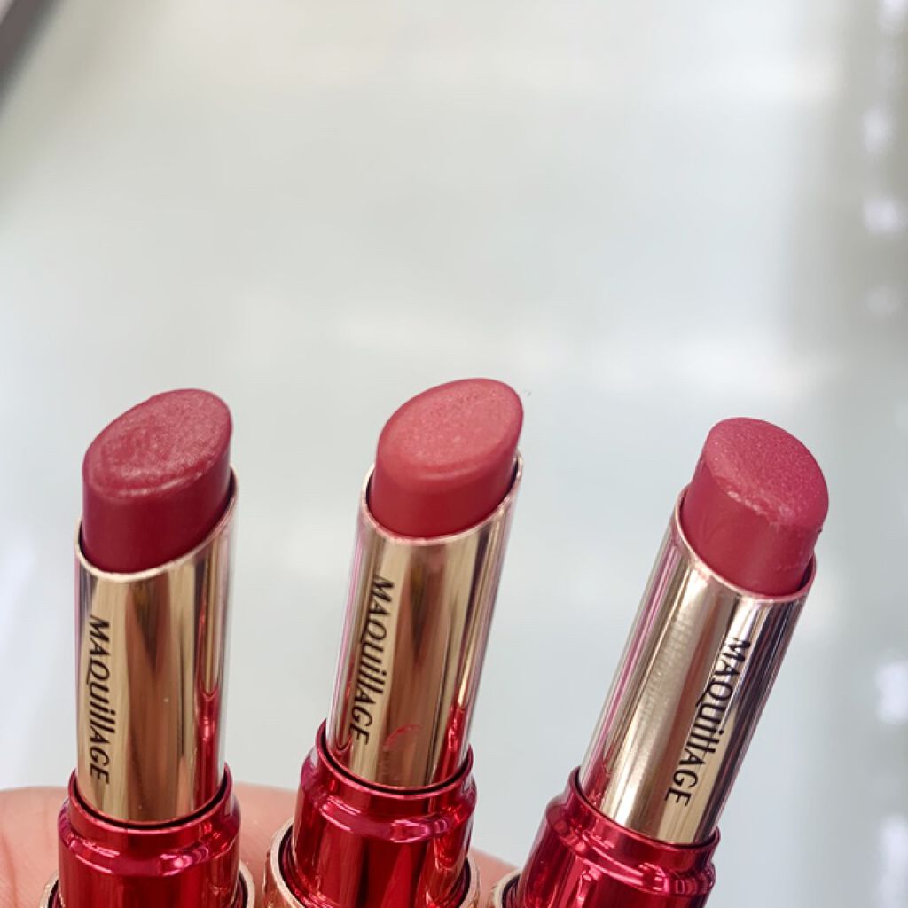 回答：イエベに合う色は、BE771と、PK340です。画像の一番右のカラーはPK340です。ちなみに一番左のカラーはRD582で、ブルべの方におすすめです。真ん中のカラーはRD300というカラーでイエベ、ブルべどちらにも似合うカラーです。どちらにも似合うカラーは他にもRD633というカラーがあります。実際に手にとってみると、見た目も大人っぽく上品で、細く華奢なデザインなので持っているだけでテンションがあがるルージュです。の画像