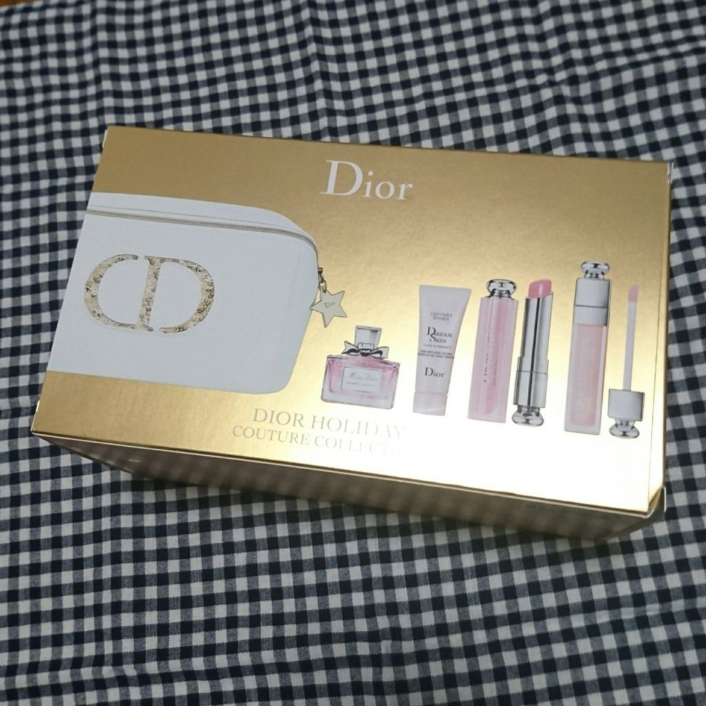Diorのクリスマスコフレ買いました。
リップグロウを買いに行った時に再入荷してるって教えて貰って無事購入できました。
12/10に買ったから、
ボーナス狙って再入荷アピールかな( ﾟAﾟ )
まんまとカモですけど大満足✨

小さいミスディ