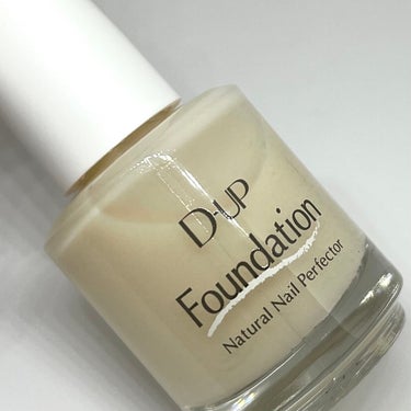 爪のファンデーションで美爪に💅

D-UP
ディーアップファンデーション
ピュアミルク　15ml

透け感のあるふんわりとした乳白色🌸
爪が自然に明るくなって指が長く綺麗に見えました🥰
派手なネイルができないときにもおすすめ！
1度塗りでかなりシアーに。
2度塗りでも自爪が透けるミルキーな仕上がり。

乳白色はネイルシールを貼るときや、アートをするときのベースなどに使い勝手の良いカラーなので、セルフネイルをする人は1本は持っておいて損のないカラーです❤️

今回は桜のシールと合わせてみました。
1度塗りした後にシールを貼ってから2度塗り。
シールをサンドイッチしました。
シールの色味を抑えてパステルな印象になりました。

容量も15mlと最近のネイルの中では多めでお得感もあり😊
刷毛はワイドなラウンドの平筆でかなりの束感があり、マニキュア液をよく含むので少ないストロークで塗れる。
とても塗りやすいです。

今後出番の多そうな1本です！


こちらはディーアップさんよりいただきました。#PR#dup #提供  #桜コスメ2023 の画像 その2