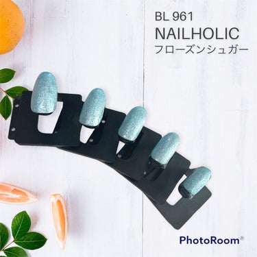 \使用したもの/
・ネイルホリック　フローズンシュガー BL961
・キャンメイク　カラフルネイルズ NH


\手順/
①ネイルチップもしくは自爪にカラフルネイルズNHを塗る
②①が乾いたらネイルホリック フローズンシュガーBL961を塗る
③②が乾いたらカラフルネイルズNHを塗る

完成！！


写真は1、2回塗っただけですが、結構色がちゃんと付きます！


写真の土台とネイルチップはセリアで買いました！土台はすごく塗りやすく使いやすいです♡
ネイルチップはサイズが何種類かあるので自分に合ったチップを探してみてください！




 #冬ネイルのHowto 
#ネイルホリック
#ラメネイル 
#キラキラ 
#プチプラネイル
#ネイル
#寒色
#ネイルチップ 
#セリアの画像 その0