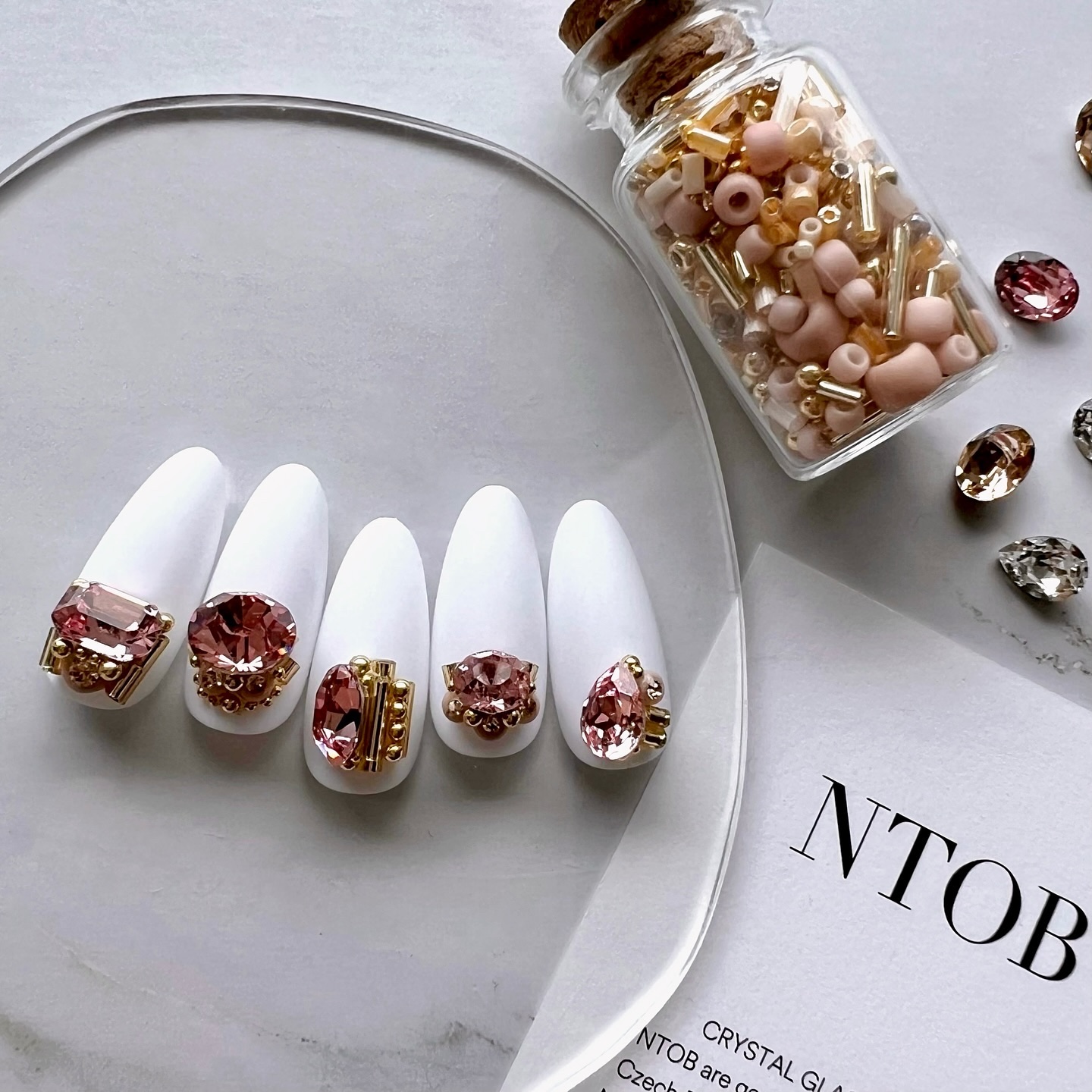#NTOBネイル,#ビジューネイル,#アクセサリーネイル,#宝石ネイル,#ビーズネイル,#クリスタルネイルのネイルデザイン