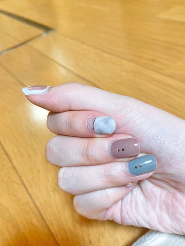 【キャンドゥ　ジェルネイルシール　正直レポ✨】

初ネイル投稿💅
私は普段セルフネイル派の人間です🙋‍♀️

ジェルネイルシールが気軽に買えるようになったので試してみました😳

結果は…ちょっと残念🌀
