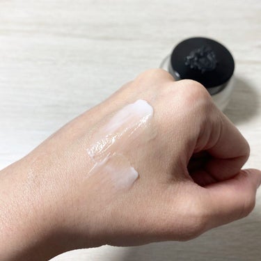 BOBBI BROWN ハイドレイティング ウォーター フレッシュ クリームのクチコミ「気持ち緩めのクリームですが、
肌馴染みもよく毛穴がなくなるほど
ふかふかになります。
ハイドレ.....」（2枚目）