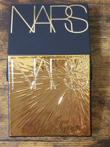 ✨✨夏✨✨

なんとなくYouTubeを見てて一目惚れしてしまい即買いしました😁

《NARS》サマーソルスティス アイシャドーパレット
『夏の太陽のしたでも映える9色パレット』
のコンセプトがまさにと