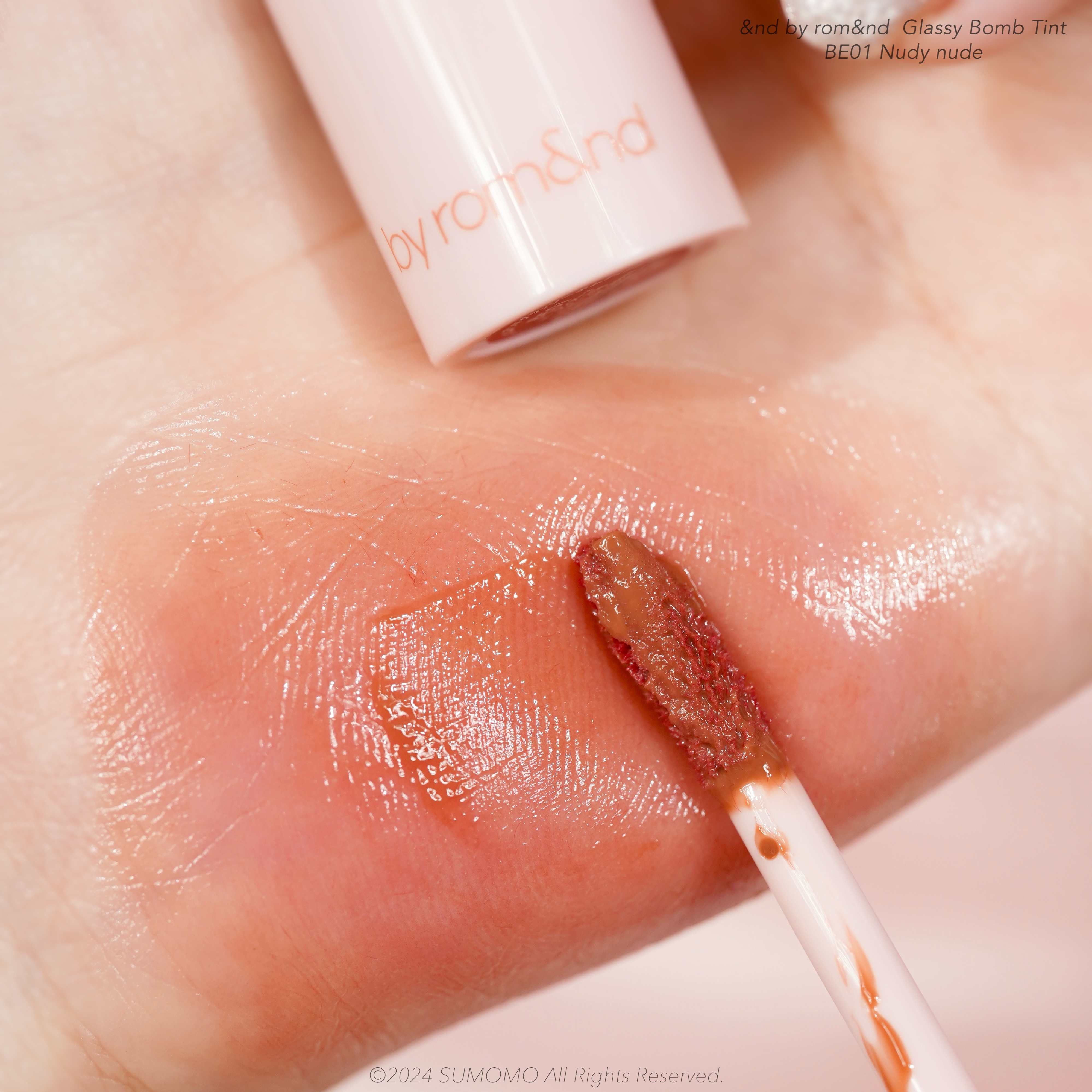 アンドバイロムアンド　グラッシーボムティント BE01 ヌーディーヌード/&nd by rom&nd/リップティントを使ったクチコミ（2枚目）
