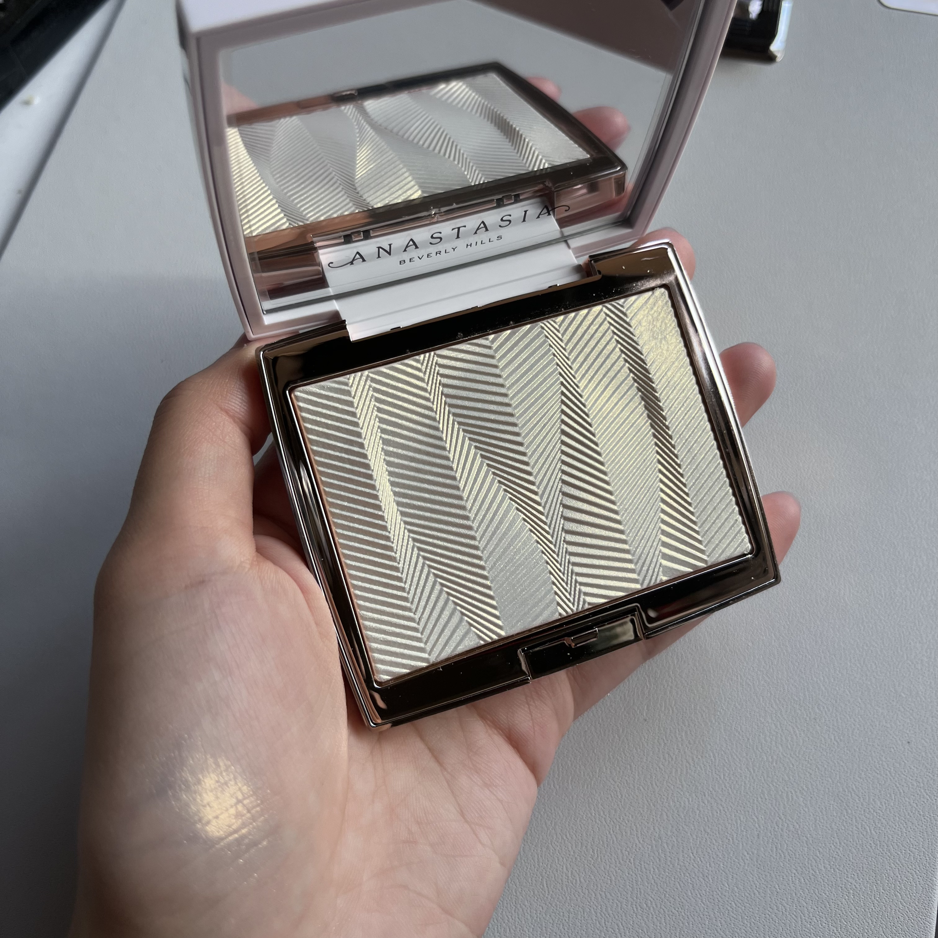 iced out ハイライター/アナスタシア ビバリーヒルズ/パウダーハイライトを使ったクチコミ（2枚目）