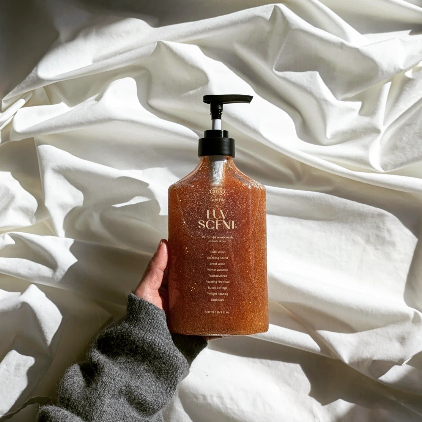 スクラブボディウォッシュ コージーファイヤー シダーウッド/LUV SCENT/ボディスクラブを使ったクチコミ（1枚目）